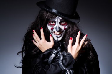 karanlık odada Zincirli canavar