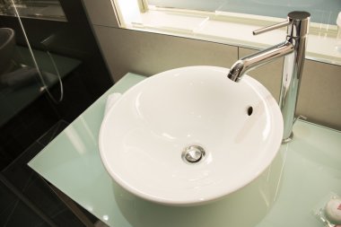Modern lavabo banyoda.