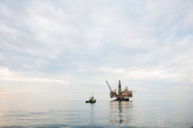 petrol sondaj platformu denizde çekiştirdi