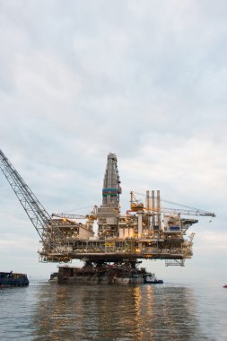petrol sondaj platformu denizde çekiştirdi