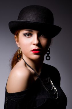 karanlık odada retro kavramı içinde kadın