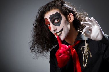 iskelet elinde olan komik adam