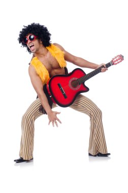 üzerinde beyaz izole erkek gitarist