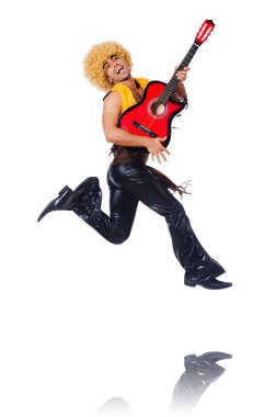 üzerinde beyaz izole erkek gitarist