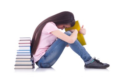 Kitapları beyaza ayrılmış bir öğrenci