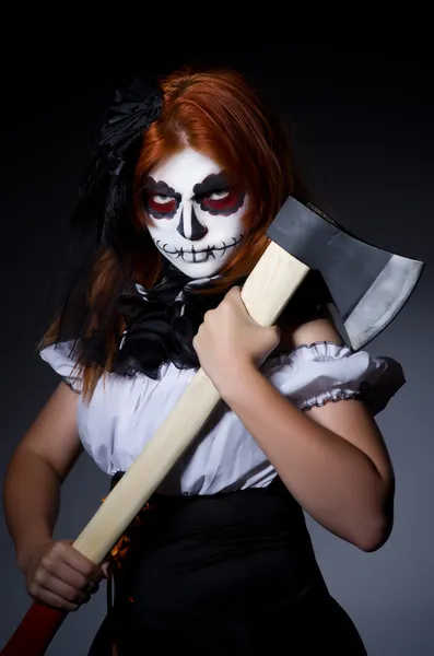 Mulher monstro com machado no quarto escuro — Fotografia de Stock