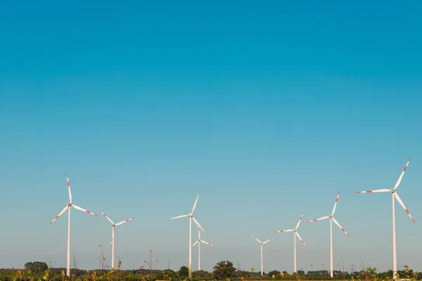 Molinos de viento durante el brillante día de verano — Foto de Stock