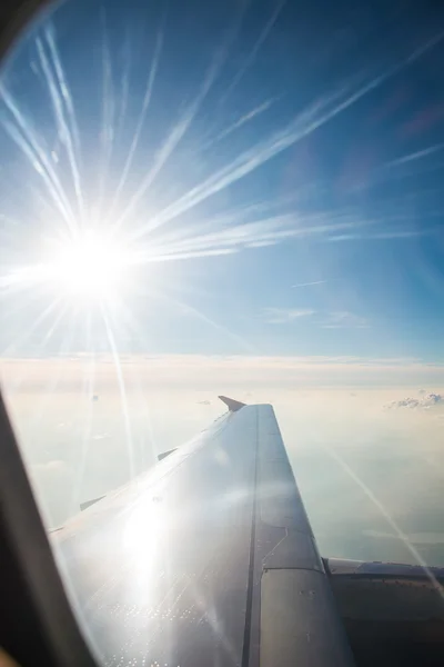 Flugzeugflügel aus dem Fenster — Stockfoto