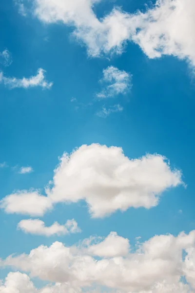 Paysage nuageux du ciel bleu vif — Photo