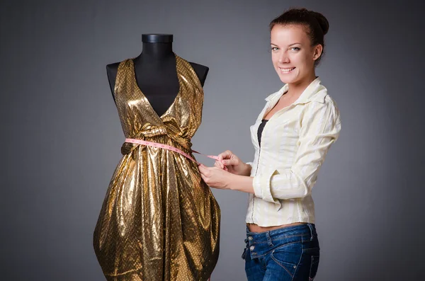 Vrouw op maat die aan kleding werkt — Stockfoto