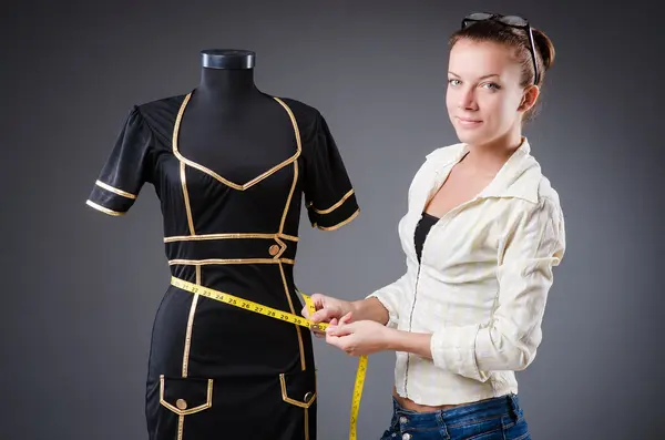 Femme tailleur travaillant sur les vêtements — Photo