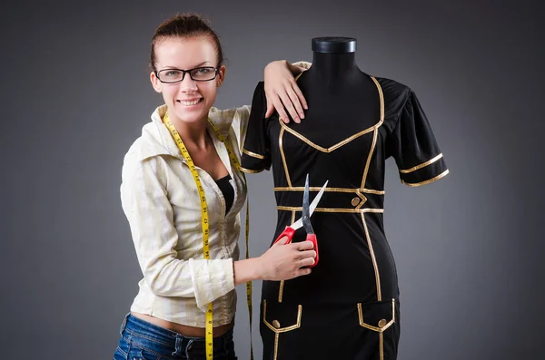 Vrouw op maat die aan kleding werkt — Stockfoto