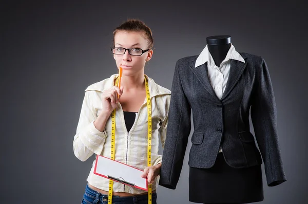 Femme tailleur travaillant sur les vêtements — Photo