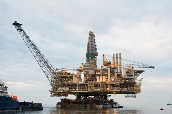 Oil rig being tugged in the sea — Stock Photo, Image