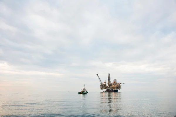 Нефтяная вышка, вытаскиваемая в море — стоковое фото
