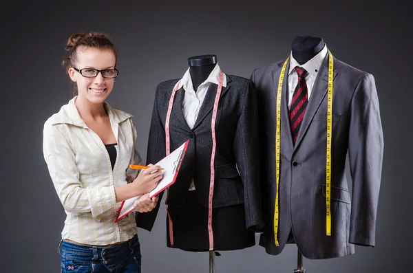 Mulher alfaiate trabalhando em roupas — Fotografia de Stock