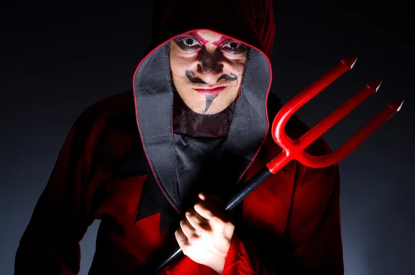 Homme en costume de diable dans le concept d'Halloween — Photo