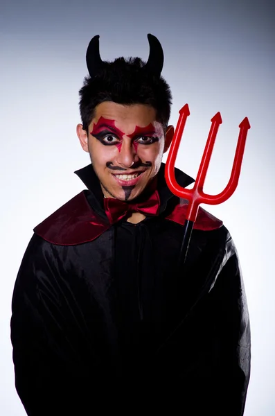 Homme en costume de diable dans le concept d'Halloween — Photo