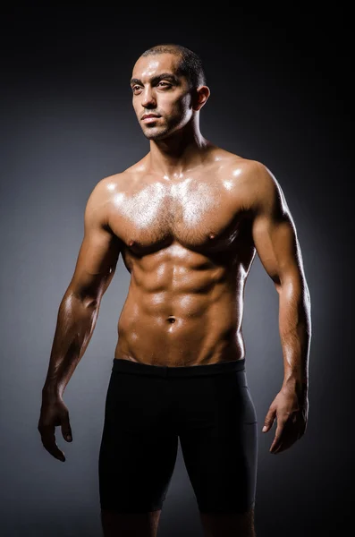 Jeune homme déchiré dans le concept de musculation — Photo