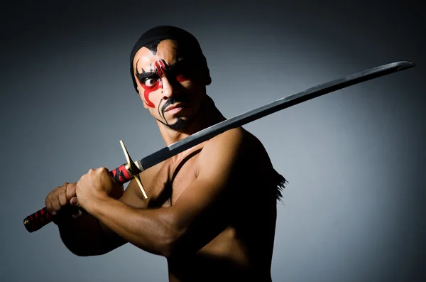 Homme avec épée et peinture de visage — Photo