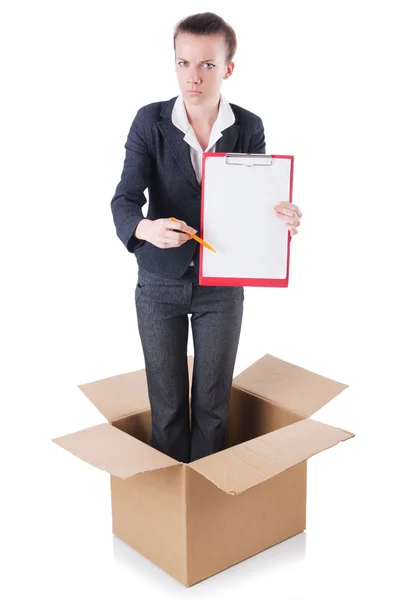 Vrouw met notitieblok out of box — Stockfoto