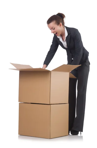 Kvinna affärskvinna med lådor på vit — Stockfoto