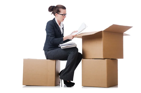 Mujer mujer de negocios con cajas en blanco — Foto de Stock