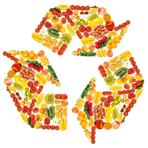 Símbolo de reciclagem feito de várias frutas e legumes — Fotografia de Stock