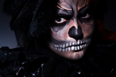 karanlık odada korkunç canavar