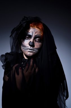 karanlık odada korkunç canavar