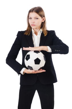 Beyazlar üzerinde futbol oynayan iş kadını