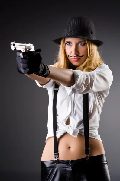 Rolig kvinna med pistol och mustasch — Stockfoto