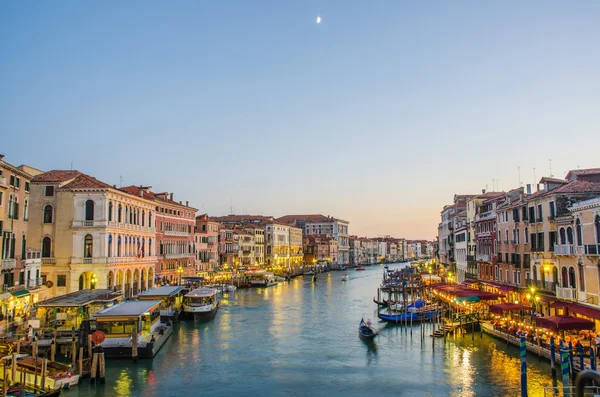 Venedig, Italien - 30 juni: utsikten från rialto-bron på den 30 juni, 201 — Stockfoto