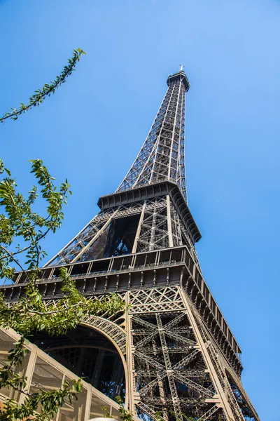 Eiffel tower on bright summer day — Stock Photo, Image