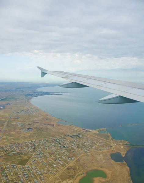 Ala de avião pela janela — Fotografia de Stock