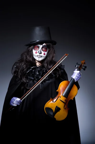 Monstruo tocando el violín en habitación oscura — Foto de Stock