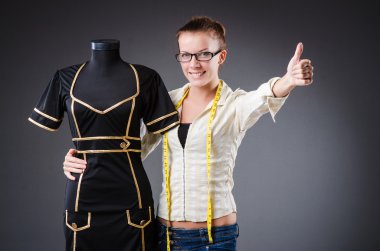 Kadın terzi elbise üzerinde çalışıyor.