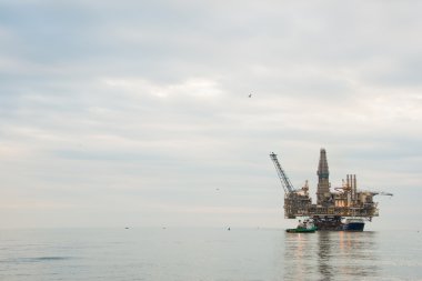 petrol sondaj platformu denizde çekiştirdi