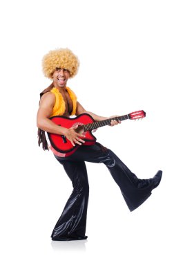 üzerinde beyaz izole erkek gitarist