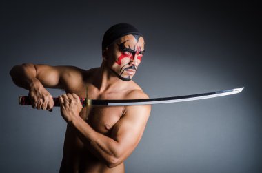 Erkek kılıç ve yüz boyama ile