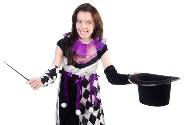 Kadın sihirbaz beyazların arasında.