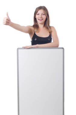 Boş posterli genç bir kadın.