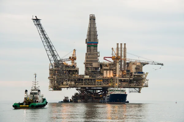 Equipamento de petróleo a ser puxado no mar — Fotografia de Stock