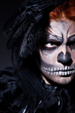 karanlık odada korkunç canavar