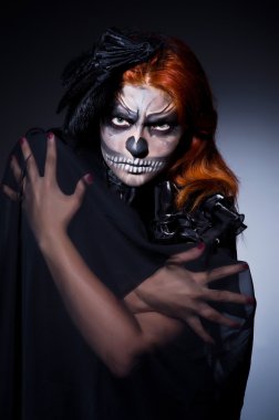 karanlık odada korkunç canavar