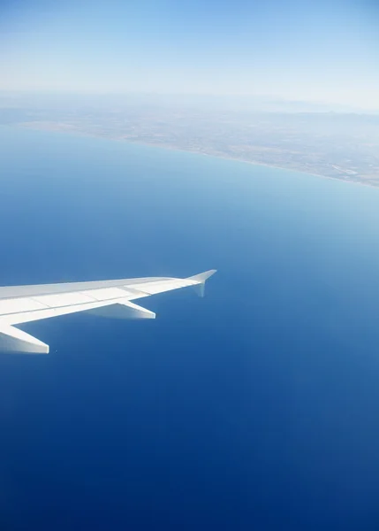 Vliegtuigvleugel uit raam — Stockfoto