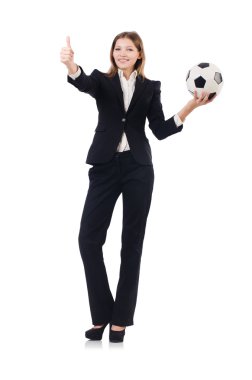 Beyazlar üzerinde futbol oynayan iş kadını