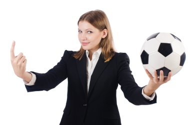 Beyazlar üzerinde futbol oynayan iş kadını