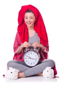 Saati beyaz olan ev kadını.