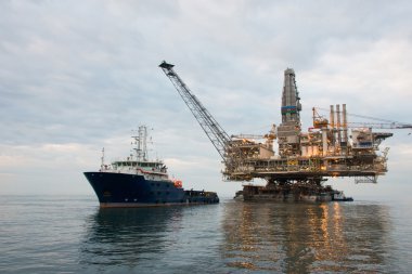 petrol sondaj platformu denizde çekiştirdi